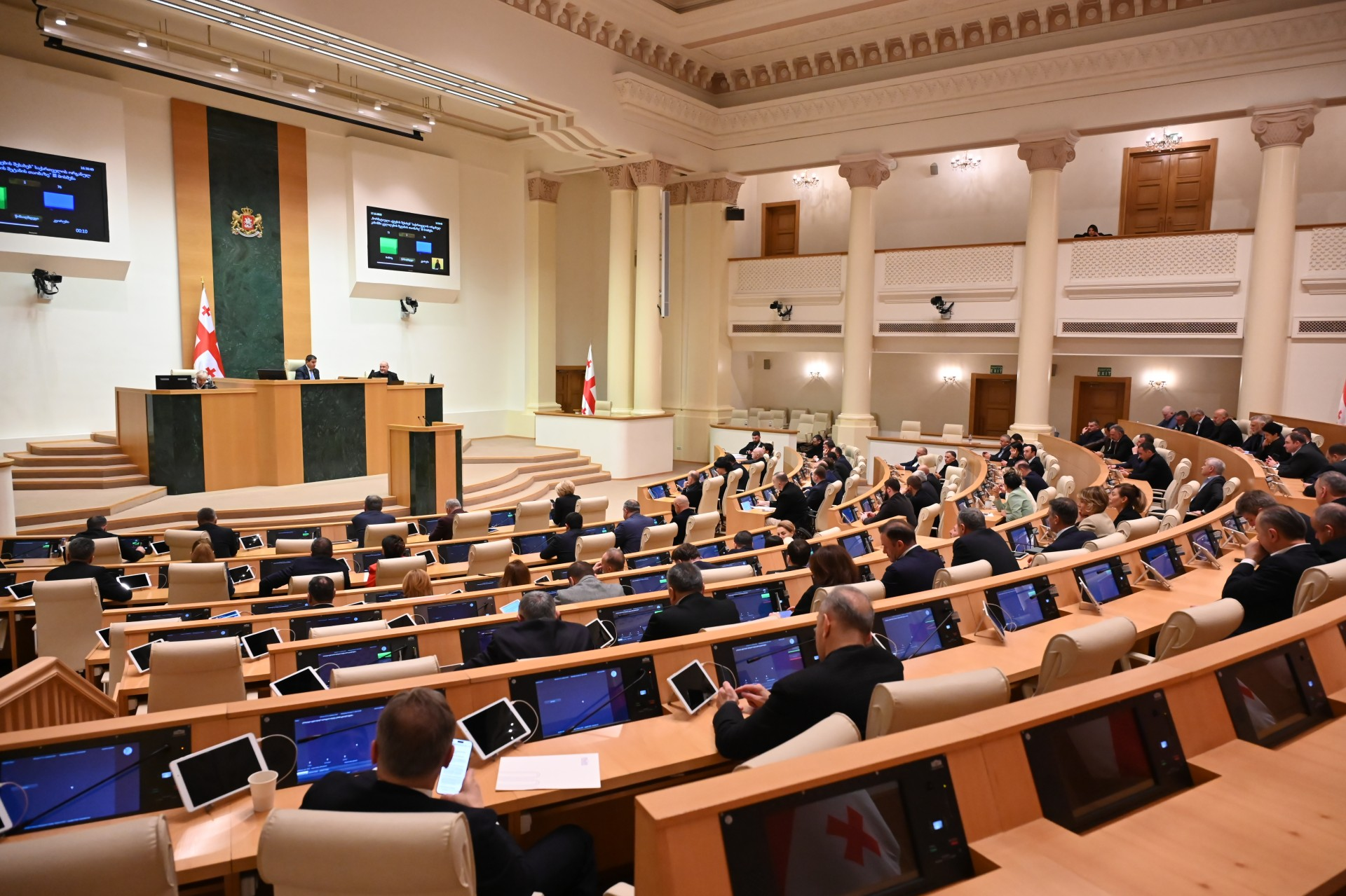 საქართველოს პარლამენტმა საკანონმდებლო ცვლილებების ფართო პაკეტი დაამტკიცა: საზღვარგარეთ ხმის მიცემის შეწყვეტა, ბიუროების გაუქმება