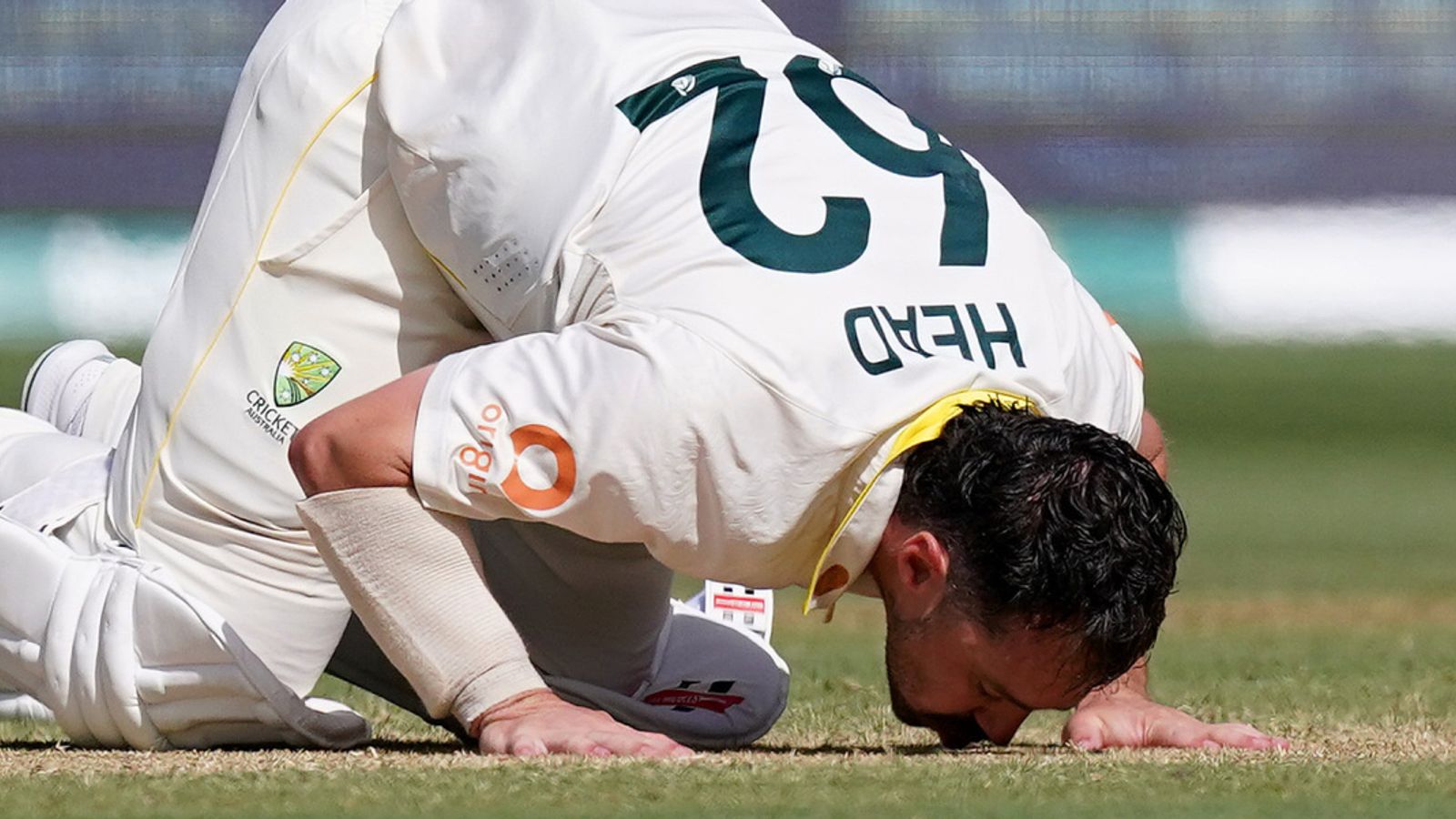 კრიკეტი: ტრევის ჰედის ასეული ავსტრალიას ეშესის თასის შენარჩუნების გზაზე აყენებს