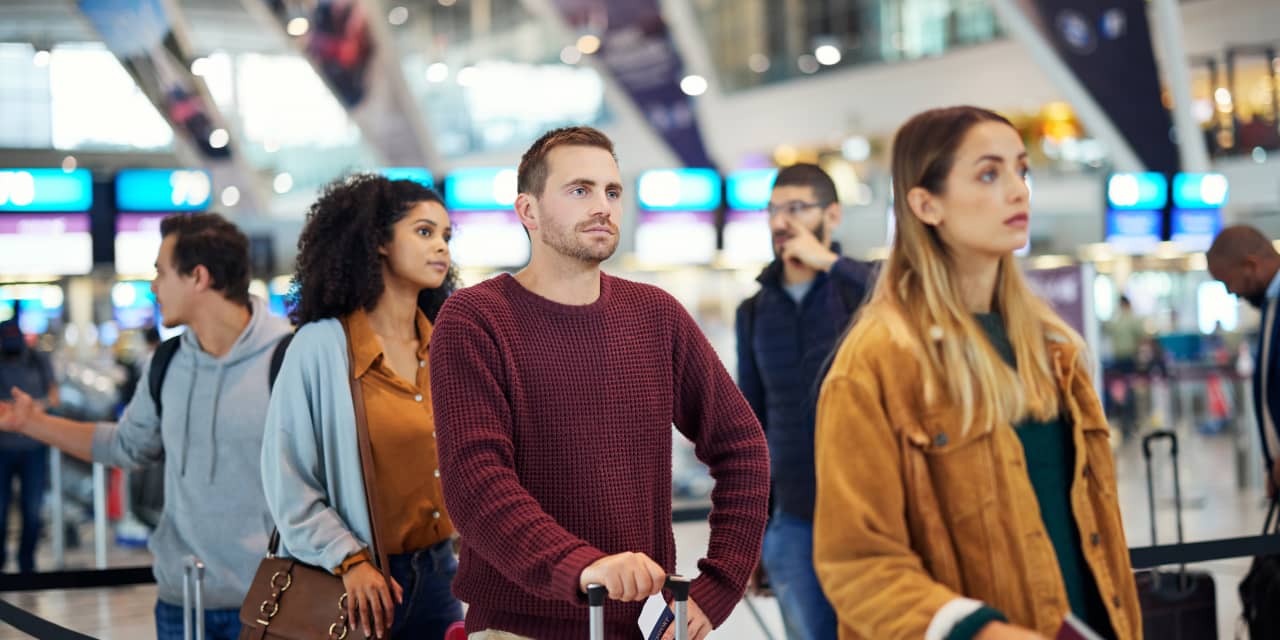 ავიაბილეთების ფასები ნოემბერში სამთავრობო შეჩერების ფონზე შემცირდა