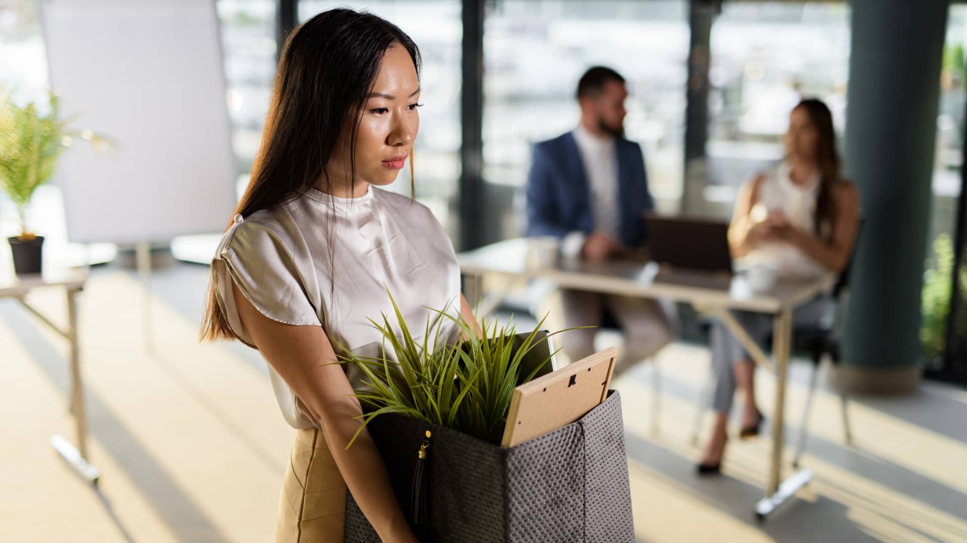 AI-ის მიერ გამოწვეული გათავისუფლებები: 55,000 სამუშაო ადგილი 2025 წელს აშშ-ში