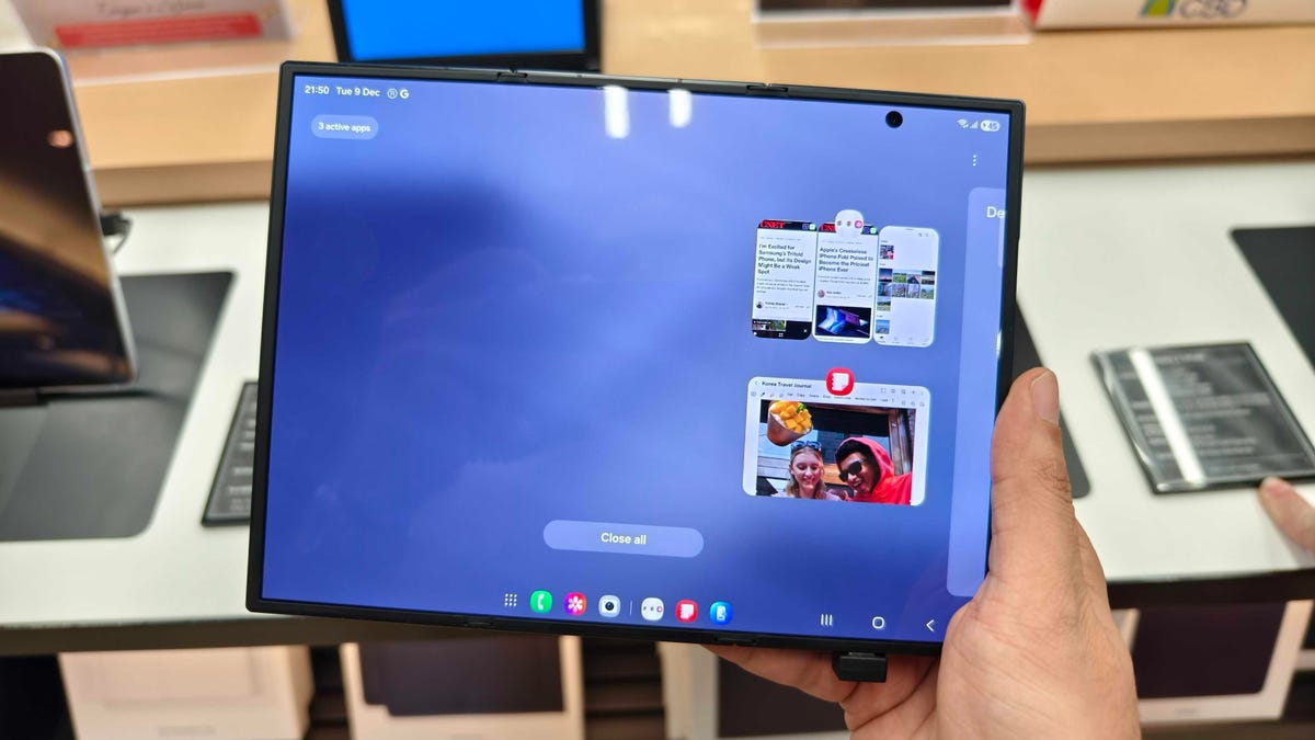 Samsung-მა ახალი დასაკეცი სმარტფონი, Galaxy Z TriFold, წარმოადგინა