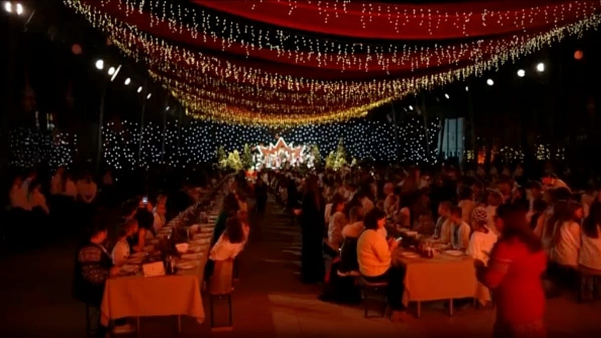 კიევში ომის გამო იძულებით გადაადგილებული ბავშვებისთვის საშობაო ვახშამი გაიმართა